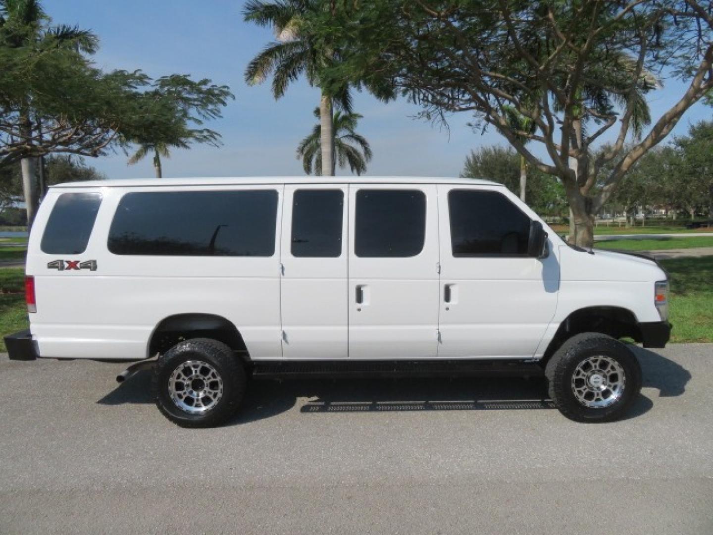 2014 White /GRAY Ford E-Series Wagon XLT (1FBSS3BL6ED) , AUTOMATIC transmission, located at 4301 Oak Circle #19, Boca Raton, FL, 33431, (954) 561-2499, 26.388861, -80.084038 - Photo#20